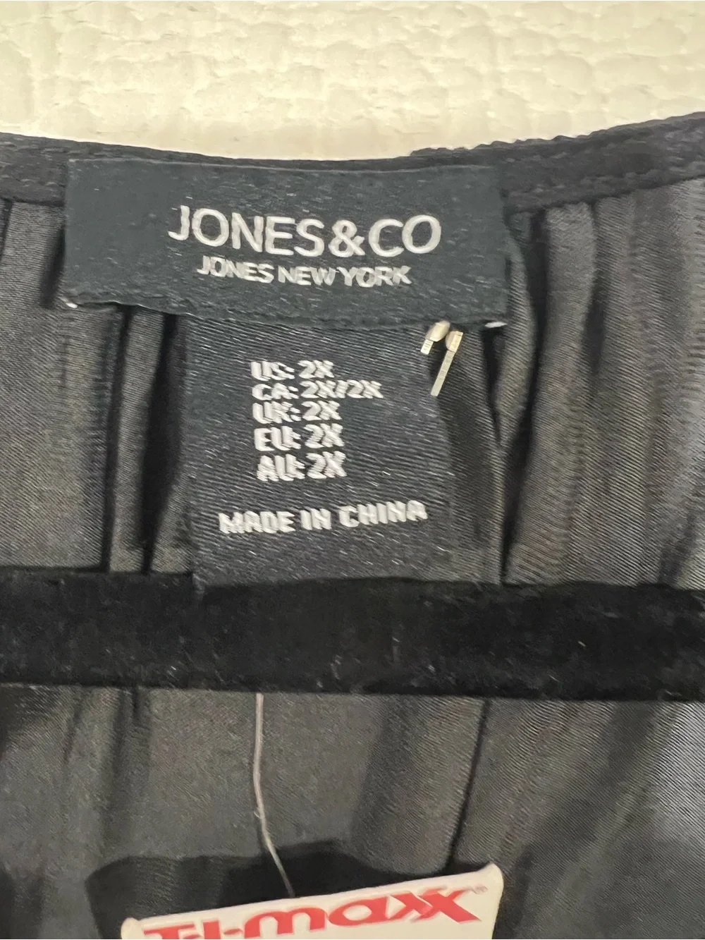 Jones & Co Black Short-Sleeve Button Front Blouse - Picture 3 of 4